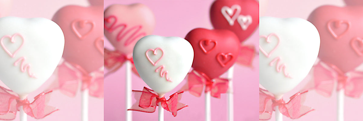 Heart mold: @sugaryessentials Heart cake pop mold: @mylittlecakepop E